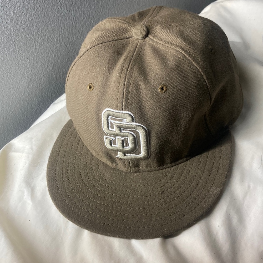 It’s a hat with the letters SD on it it’s kinda brownish
